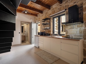 Deluxe Suite, Sea View | Private kitchen