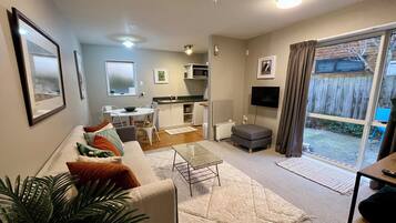 TV connectée, livres, chaîne hi-fi