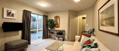 Smart TV, books, stereo