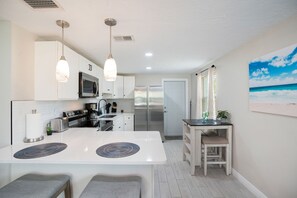 Réfrigérateur, four à micro-ondes, un four, surface de cuisson