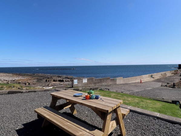 Outdoor dining - Puffin Cottage (Alnwick)