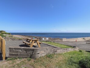 Outdoor dining - Puffin Cottage (Alnwick)