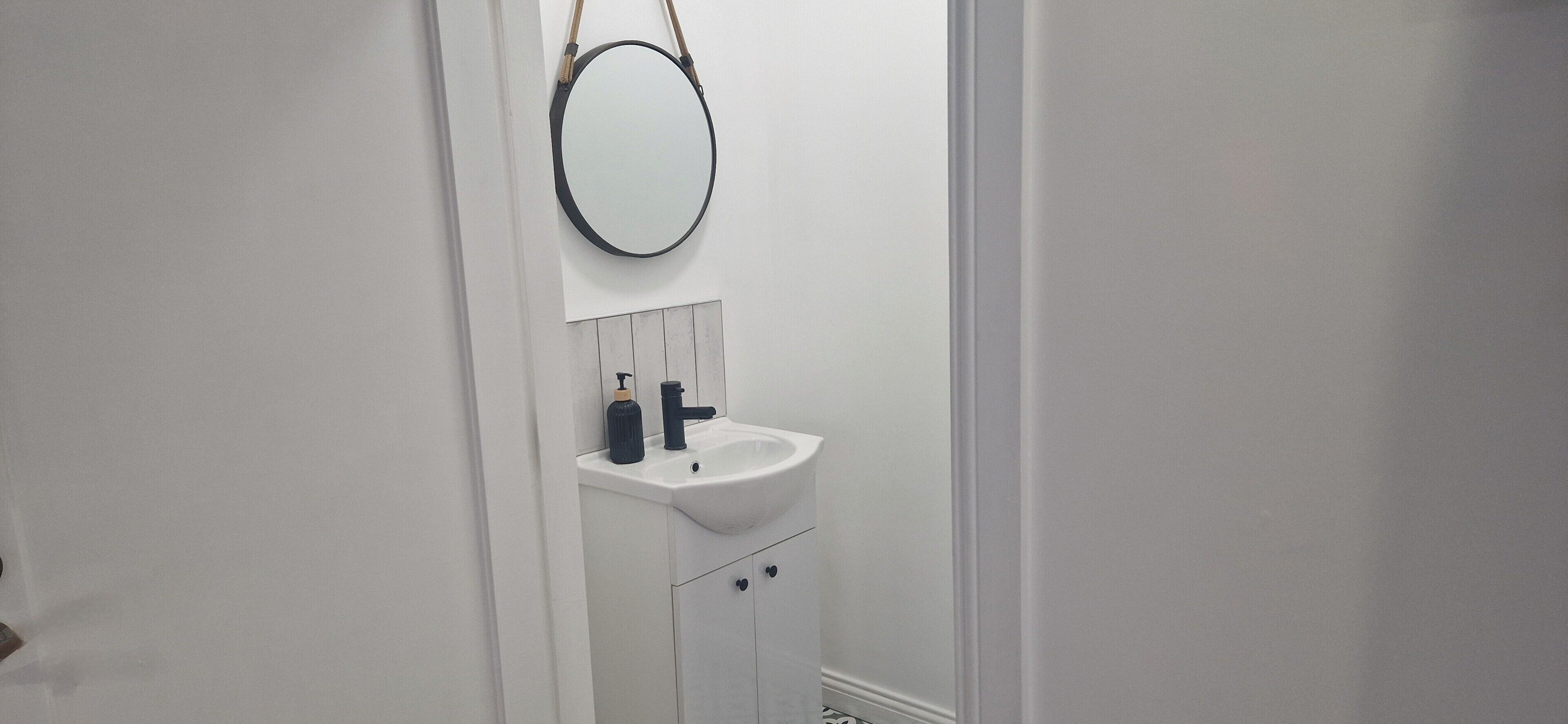 Buồng tắm vòi sen, máy sấy tóc, khăn tắm 