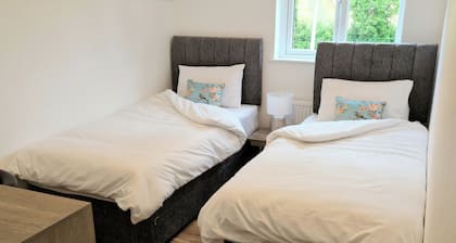 2 Bed Cottage-sleeps 4-private Garden-parking