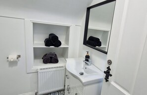 Regadera, secadora de cabello, toallas