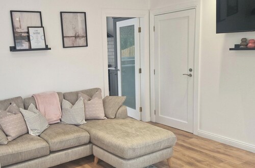 2 Bed Cottage-sleeps 4-private Garden-parking