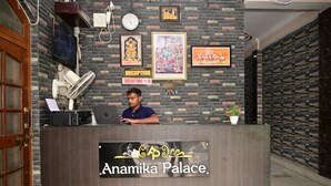 Ein Empfangsschalter mit einem Schild, auf dem 'Anamika Palace' steht.