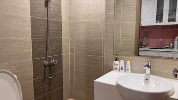 Lägenhet - balkong - utsikt mot poolen | Badrum | Gratis toalettartiklar, hårtork, badrock och tofflor