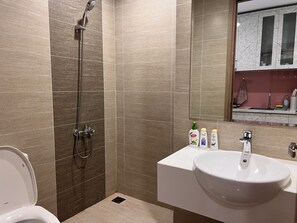 Departamento, balcón, vista a la alberca | Baño | Amenidades de baño gratuitas, secadora de cabello, batas, pantuflas