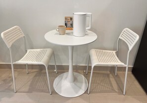 Lägenhet - balkong - utsikt mot poolen | Allergitestade sängkläder, skrivbord och ljudisolering