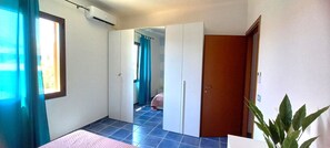 1 chambre, fer et planche à repasser