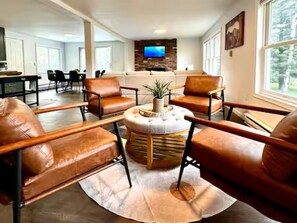 Smart-tv, eldstad, tv-spel och bordsfotboll