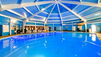 Una piscina techada, una piscina al aire libre