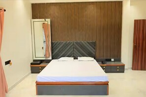 2 bedrooms, iron/ironing board, WiFi