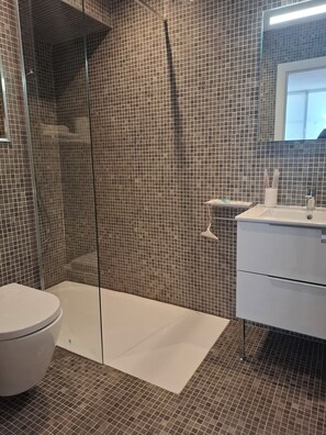 Regadera, toallas, jabón, papel de baño 