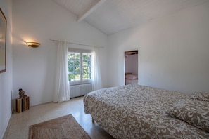 4 chambres, fer et planche à repasser, Wi-Fi, draps fournis