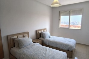 2 habitaciones, tabla de planchar con plancha, wifi y ropa de cama