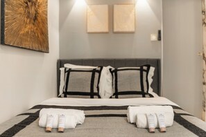 Appartement Confort, vue ville | Espace de travail pour ordinateur portable, fer et planche à repasser