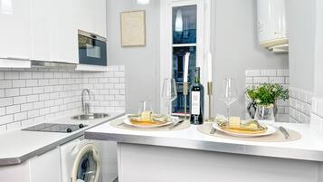 Comfort Apartment, City View | Dining room