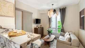Comfort appartement, uitzicht op de stad | Woonruimte | Een 80-cm smart-tv met digitale zenders
