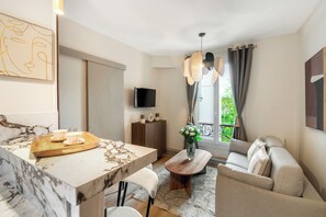 Comfort appartement, uitzicht op de stad | Woonruimte | Een 80-cm smart-tv met digitale zenders