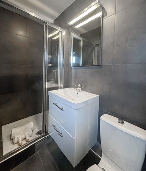 コンフォート アパートメント シティビュー | バスルーム | タオル