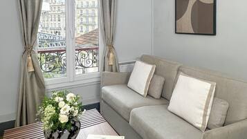 Comfort appartement, uitzicht op de stad | Woonruimte | Een 80-cm smart-tv met digitale zenders