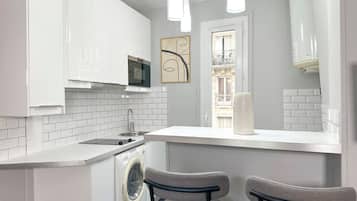 Apartamento conforto, vista para a cidade | Cozinha privada | Frigobar, micro-ondas, cooktop, máquina de café expresso