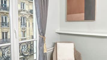 Apartamento conforto, vista para a cidade | Espaço de trabalho para notebook, ferros/tábuas de passar roupa