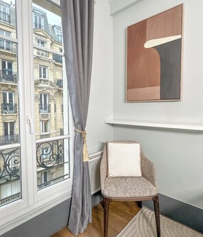 Laptop workspace, iron/ironing board, travel cot, free WiFi - 827 Barthélémy (Paris)