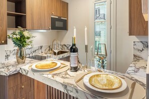 Comfort appartement, uitzicht op de stad | Privékeuken | Een minikoelkast, een microgolfoven, een kookplaat, een espressoapparaat