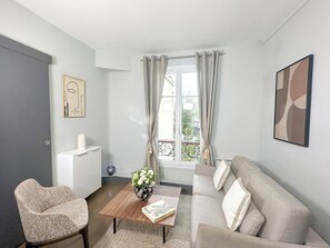 コンフォート アパートメント シティビュー | リビング エリア | 80 cmのスマートテレビ (デジタル放送視聴可)