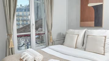 Apartamento conforto, vista para a cidade | Espaço de trabalho para notebook, ferros/tábuas de passar roupa