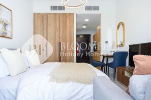 Tabla de planchar con plancha, wifi gratis y ropa de cama 