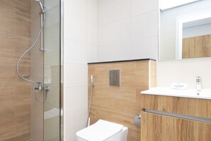 Douche, sĂšche-cheveux, serviettes fournies