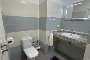 Douche, sĂšche-cheveux, serviettes fournies, savon