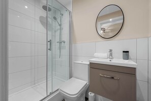 Dusche, Haartrockner, Handtücher, Shampoo
