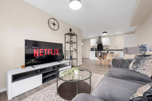 2 Bed City Centre Flat | Balcony | Free Parking