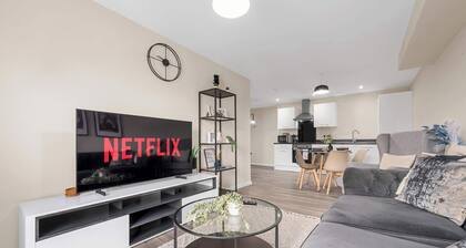 2 Bed City Centre Flat | Balcony | Free Parking