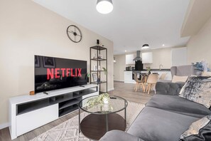 Televisión y oficina 