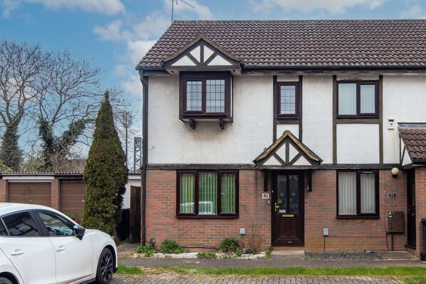 Exterior - Queensbury House (Bedford)