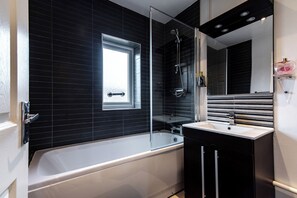 House, 3 Bedrooms | Bathroom | Combined shower/bathtub, free toiletries, towels, soap - Queensbury House (Bedford)