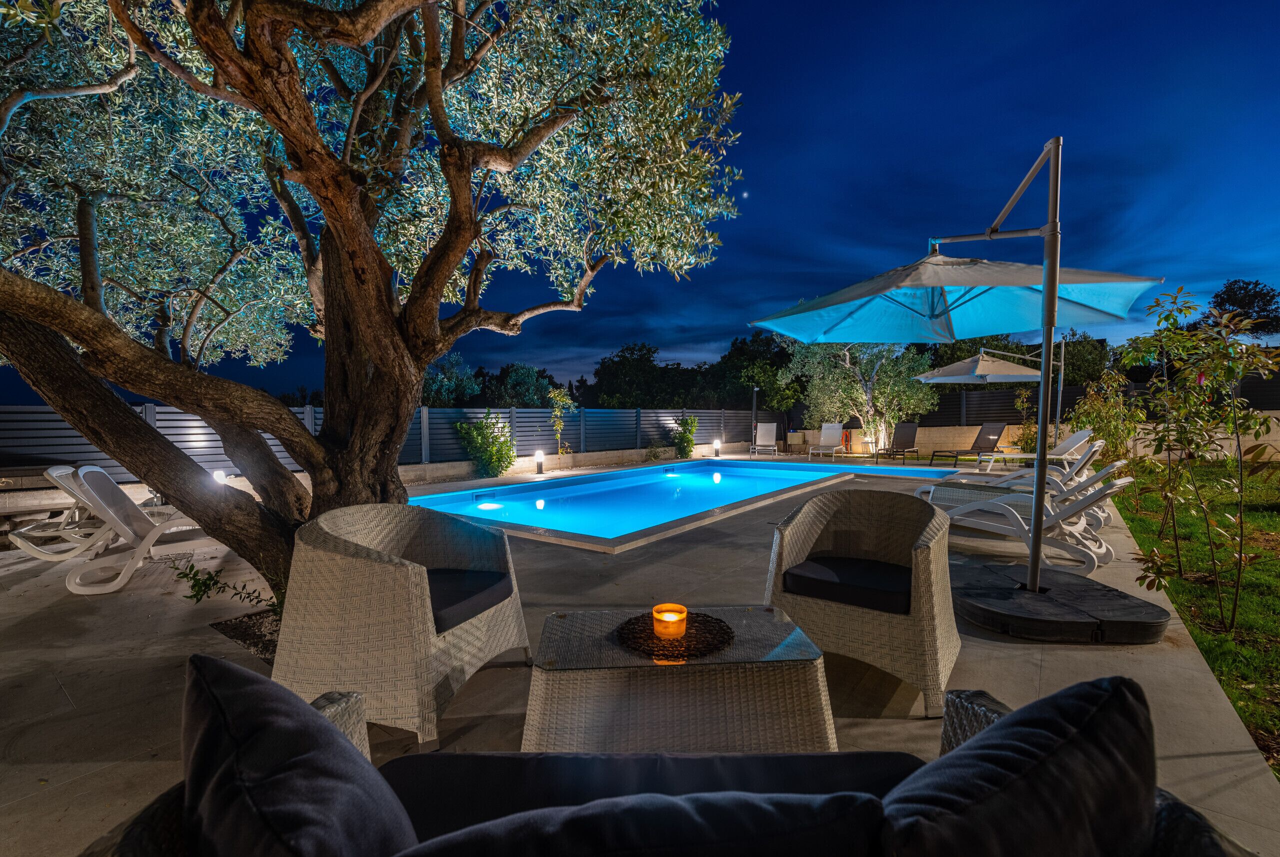 Utendørsbasseng og et oppvarmet basseng