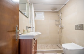 Sèche-cheveux, serviettes fournies, papier toilette