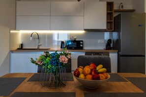 Frigorífico, microondas, horno y placa de cocina