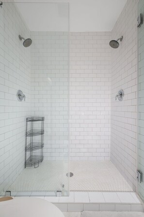 Een douche, een haardroger, handdoeken