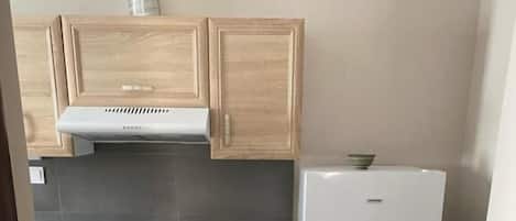 Frigorífico pequeño, horno y placa de cocina