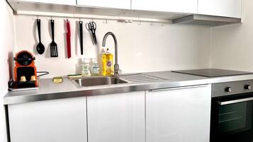 Kühlschrank, Mikrowelle, Ofen, Geschirrspüler