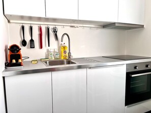 Geladeira, micro-ondas, fogão, lava-louças