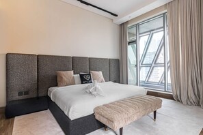Desk, iron/ironing board, travel cot, free WiFi - Amazing 2Br 2Ba Canal View at BusinessBay (Dubai)